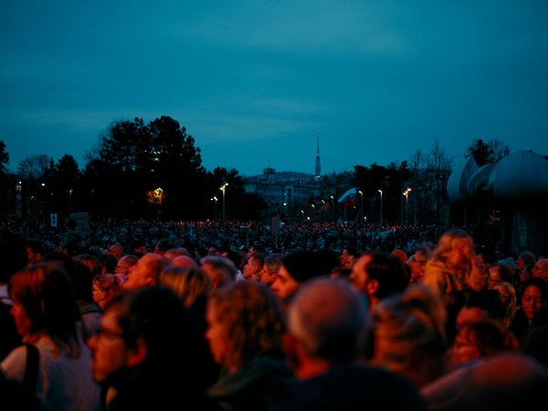 Découvrir la Poésie Contemporaine : Les Voix Émergentes qui Redéfinissent Notre Époque